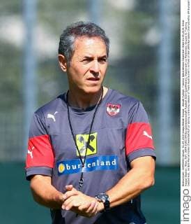 Aktuell Fußball, Training Nationalteam Österreich Wien 01.09.2015, Ernst Happel Stadion, Wien, AUT, UEFA EURO EM Europameisterschaft Fussball 2016 Qualifikation, Oesterreich vs Moldawien, Gruppe G, Training Oesterreich, im Bild Marcel Koller (Teamchef AUT) during a training session of Team Austria (AUT) in front of the UEFA European Championship EM Europameisterschaft Qualifier Match between Austria (AUT) and Moldova (MDA) at the Ernst Happel Stadion, Vienna, Austria on 2015 09 01. EX_PUC