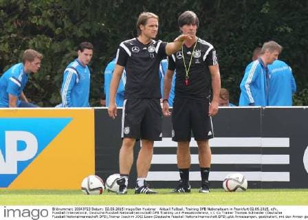 Aktuell Fußball, Training DFB Nationalteam in Frankfurt 02.09.2015, xjfx, Fussball International, Deutsche Fussball Nationalmannschaft DFB Training und Pressekonferenz, v.l. Co Trainer Thomas Schneider (Deutsche Fussball Nationalmannschaft DFB),Trainer Joachim JOGI Loew (Deutsche Fussball Nationalmannschaft DFB),gibt Anweisungen, gestikuliert, mit den Armen gestikulieren gives instructions, gesticulate.