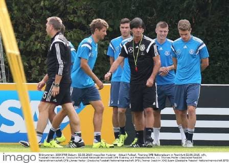 Aktuell Fußball, Training DFB Nationalteam in Frankfurt 02.09.2015, xjfx, Fussball International, Deutsche Fussball Nationalmannschaft DFB Training und Pressekonferenz, v.l. Thomas Müller (Deutsche Fussball Nationalmannschaft DFB),Jonas Hector (Deutsche Fussball Nationalmannschaft DFB),Trainer Joachim JOGI Loew (Deutsche Fussball Nationalmannschaft DFB),Toni Kroos (Deutsche Fussball Nationalmannschaft DFB),Matthias Ginter (Deutsche Fussball Nationalmannschaft DFB)