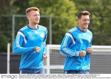 Aktuell Fußball, Training DFB Nationalteam in Frankfurt 02.09.2015, xjfx, Fussball International, Deutsche Fussball Nationalmannschaft DFB Training und Pressekonferenz, v.l. Marco Reus (Deutsche Fussball Nationalmannschaft DFB),Mesut Oezil (Deutsche Fussball Nationalmannschaft DFB)