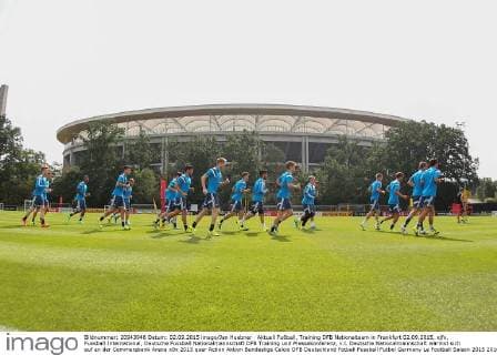 Aktuell Fußball, Training DFB Nationalteam in Frankfurt 02.09.2015, xjfx, Fussball International, Deutsche Fussball Nationalmannschaft DFB Training und Pressekonferenz, v.l. Deutsche Nationalmannschaft wärmst sich auf an der Commerzbank Arena