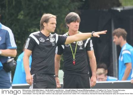 Aktuell Fußball, Training DFB Nationalteam in Frankfurt Co-Trainer Thomas Schneider mit Bundestrainer Joachim Loew - Training der Deutschen Nationalmannschaft, Commerzbank Arena Frankfurt, EM-Qualifikation