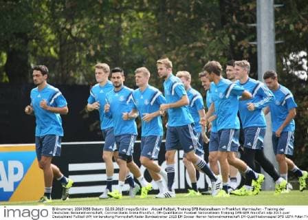 Aktuell Fußball, Training DFB Nationalteam in Frankfurt Warmlaufen - Training der Deutschen Nationalmannschaft, Commerzbank Arena Frankfurt, EM-Qualifikation