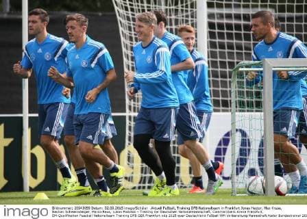 Aktuell Fußball, Training DFB Nationalteam in Frankfurt Jonas Hector, Max Kruse, Bastian Schweinsteiger, Marco Reus, Lukas Podolski - Training der Deutschen Nationalmannschaft, Commerzbank Arena Frankfurt, EM-Qualifikation