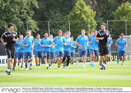 Aktuell Fußball, Training DFB Nationalteam in Frankfurt Mannschaft laueft sich warm - Training der Deutschen Nationalmannschaft, Commerzbank Arena Frankfurt, EM-Qualifikation