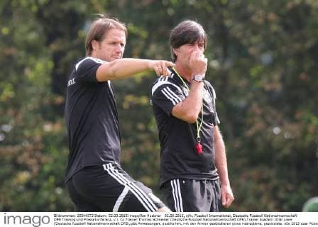 02.09.2015, xjfx, Fussball International, Deutsche Fussball Nationalmannschaft DFB Training und Pressekonferenz, v.l. Co Trainer Thomas Schneider (Deutsche Fussball Nationalmannschaft DFB),Trainer Joachim JOGI Loew (Deutsche Fussball Nationalmannschaft DFB),gibt Anweisungen, gestikuliert, mit den Armen gestikulieren gives instructions, gesticulate.
