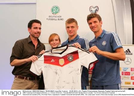 02.09.2015, xjfx, Fussball International, Deutsche Fussball Nationalmannschaft DFB Training und Pressekonferenz, v.l. Chrissi Schorcht, Thomas Bartlind vom Verein Sound of Life, Toni Kroos (Deutsche Fussball Nationalmannschaft DFB), Thomas Müller (Deutsche Fussball Nationalmannschaft DFB),