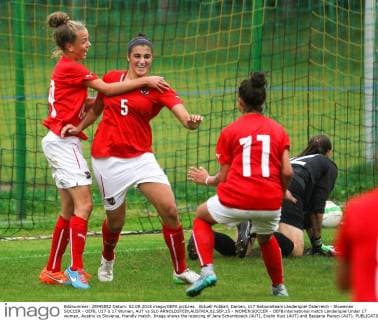 Aktuell Fußball, Damen, U17 Nationalteam Länderspiel Österreich - Slowenien SOCCER - OEFB, U17 U 17 Women, AUT vs SLO ARNOLDSTEIN,AUSTRIA,02.SEP.15 - WOMEN SOCCER - OEFB international match Länderspiel Under 17 women, Austria vs Slovenia, friendly match. Image shows the rejoicing of Jana Scharnboeck (AUT), Evelin Kurz (AUT) and Besijana Piereci (AUT). GEPAxpictures xMaticxKlansek