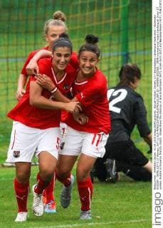 Aktuell Fußball, Damen, U17 Nationalteam Länderspiel Österreich - Slowenien SOCCER - OEFB, U17 U 17 Women, AUT vs SLO ARNOLDSTEIN,AUSTRIA,02.SEP.15 - WOMEN SOCCER - OEFB international match Länderspiel Under 17 women, Austria vs Slovenia, friendly match. Image shows the rejoicing of Jana Scharnboeck (AUT), Evelin Kurz (AUT) and Besijana Piereci (AUT). GEPAxpictures xMaticxKlansek