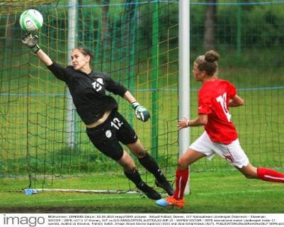 Aktuell Fußball, Damen, U17 Nationalteam Länderspiel Österreich - Slowenien SOCCER - OEFB, U17 U 17 Women, AUT vs SLO ARNOLDSTEIN,AUSTRIA,02.SEP.15 - WOMEN SOCCER - OEFB international match Länderspiel Under 17 women, Austria vs Slovenia, friendly match. Image shows Savina Gustincic (SLO) and Jana Scharnboeck (AUT). GEPAxpictures xMaticxKlansek