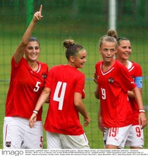 Aktuell Fußball, Damen, U17 Nationalteam Länderspiel Österreich - Slowenien SOCCER - OEFB, U17 U 17 Women, AUT vs SLO ARNOLDSTEIN,AUSTRIA,02.SEP.15 - WOMEN SOCCER - OEFB international match Länderspiel Under 17 women, Austria vs Slovenia, friendly match. Image shows the rejoicing of Evelin Kurz (AUT), Laura Neinroither (AUT), Jana Scharnboeck (AUT) and Jennifer Klein (AUT).. GEPAxpictures xMaticxKlansek
