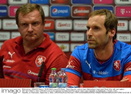 Czech Republic national team Nationalteam head coach Pavel Vrba, left, and captain Petr Cech attend a news conference prior to the opening European Qualifiers soccer match Czech Republic vs Kazakhstan, in Pilsen, Czech Republic, on Wednesday, September 2, 2015. (CTKxPhoto PavelxNemecek) CTKPhotoP201509020784001  nmc3