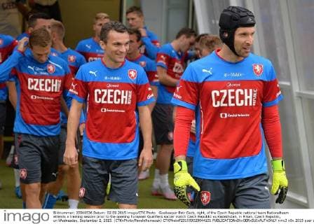 Goalkeeper Petr Cech, right, of the Czech Republic national team Nationalteam attends a training session prior to the opening European Qualifiers soccer match Czech Republic vs Kazakhstan, in Pilsen, Czech Republic, on Wednesday, September 2, 2015. (CTKxPhoto PavelxNemecek) CTKPhotoP201509020844101  nmc3