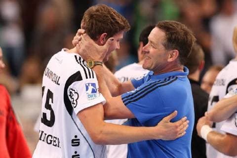 Kiel, 02. September 2015 Handball, Saison 2015 2016, Bundesliga, 2. Spieltag, THW Kiel - TSV Hannover-Burgdorf: Christian Dissinger (THW Kiel, 15) und Alfred Gislason (THW Kiel, Trainer) nach dem Spiel