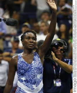 (150903) -- NEW YORK, Sept.3, 2015 -- Venus Williams of the United States greets the audience after the women s singles second round match against Irina Falconi of the United States at the 2015 U.S. Open in New York, the United States, Sept. 2, 2015. Venus Williams won 2-1 to enter the next round. ) (SP)US-NEW YORK-TENNIS-US OPEN QinxLang 