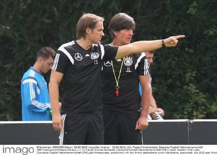 02.09.2015, xjfx, Fussball International, Deutsche Fussball Nationalmannschaft DFB Training und Pressekonferenz, v.l. Co Trainer Thomas Schneider (Deutsche Fussball Nationalmannschaft DFB),Trainer Joachim JOGI Loew (Deutsche Fussball Nationalmannschaft DFB),gibt Anweisungen, gestikuliert, mit den Armen gestikulieren gives instructions, gesticulate.