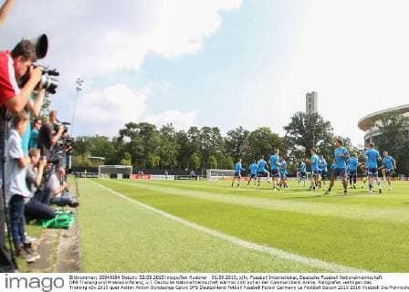 02.09.2015, xjfx, Fussball International, Deutsche Fussball Nationalmannschaft DFB Training und Pressekonferenz, v.l. Deutsche Nationalmannschaft wärmst sich auf an der Commerzbank Arena, Fotografen verfolgen das Training