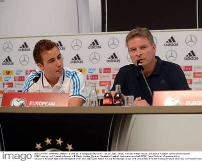03.09.2015, xhbx, Fussball International, Deutsche Fussball Nationalmannschaft DFB Training und Pressekonferenz, v.l. Mario Goetze (Spieler Deutsche Fussball Nationalmannschaft DFB), Jens Grittner (Pressesprecher Deutsche Fussball Nationalmannschaft DFB)