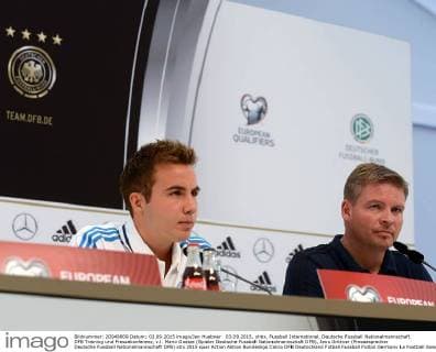 03.09.2015, xhbx, Fussball International, Deutsche Fussball Nationalmannschaft DFB Training und Pressekonferenz, v.l. Mario Goetze (Spieler Deutsche Fussball Nationalmannschaft DFB), Jens Grittner (Pressesprecher Deutsche Fussball Nationalmannschaft DFB)