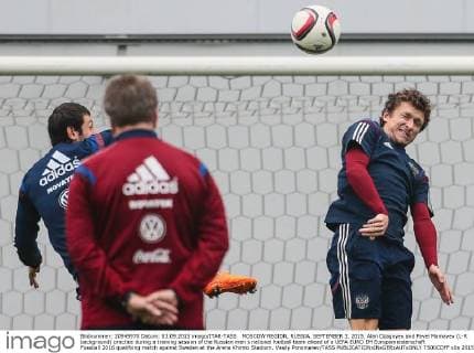 MOSCOW REGION, RUSSIA. SEPTEMBER 3, 2015. Alan Dzagoyev and Pavel Mamayev (L-R background) practice during a training session of the Russian men s national football team ahead of a UEFA EURO EM Europameisterschaft Fussball 2016 qualifying match against Sweden at the Arena Khimki Stadium. Vasily Ponomarev TASS  TS00CDFF