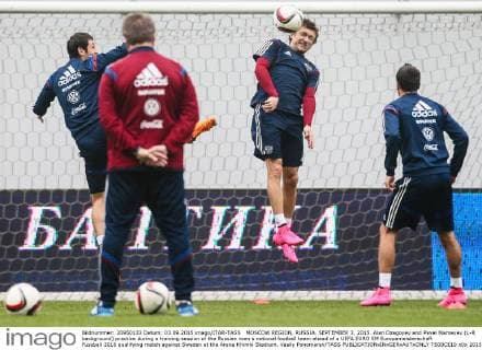 MOSCOW REGION, RUSSIA. SEPTEMBER 3, 2015. Alan Dzagoyev and Pavel Mamayev (L-R background) practice during a training session of the Russian men s national football team ahead of a UEFA EURO EM Europameisterschaft Fussball 2016 qualifying match against Sweden at the Arena Khimki Stadium. Vasily Ponomarev TASS  TS00CE10