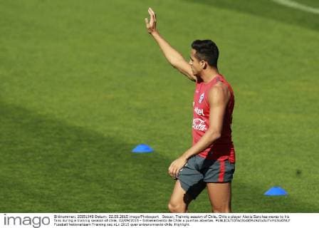 Soccer, Trainnig session of Chile. Chile s player Alexis Sanchez waves to his fans during a trainnig session of chile. 02 09 2015 - Entrenamiento de Chile a puertas abiertas. 