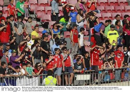 Soccer, Trainnig session of Chile. Chile s fans cheer during a trainnig session of chile. 02 09 2015 - Entrenamiento de Chile a puertas abiertas. 