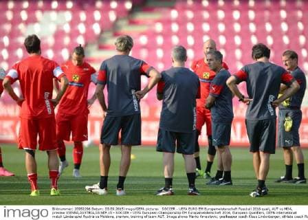 SOCCER - UEFA EURO EM Europameisterschaft Fussball 2016 quali, AUT vs MDA, preview VIENNA,AUSTRIA,03.SEP.15 - SOCCER - UEFA European Championship EM Europameisterschaft 2016, European Qualifiers, OEFB international match Länderspiel Austria vs Moldova, preview, training of team AUT. Image shows Marko Arnautovic, goalkeeper coach Klaus Lindenberger, athlete coach Roger Spry, Robert Almer, head coach Marcel Koller, sports scientists Gerhard Zallinger and assistant coach Thomas Janeschitz (AUT). GEPAxpictures xChristianxOrt