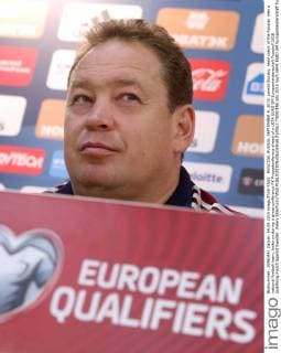 MOSCOW, RUSSIA. SEPTEMBER 4, 2015. Leonid Slutsky, head coach of the Russian men s national football team, looks on during a press conference PK Pressekonferenz ahead of a UEFA EURO EM Europameisterschaft Fussball 2016 qualifying match against Sweden. Valery Sharifulin TASS  TS00CFAE