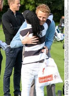 Köln Shary Reeves (deutsche Schauspielerin, Autorin, Moderatorin, Produzentin und ehemalige Fu?ballspielerin) begruesst Jonas Reckerman (Beachvolleyball-Olympiasieger) Golfturnier der FC-Stiftung, 1. FC Koeln, Fussball, 1. Bundesliga, 04.09.2015 Copyright: Deutzmann Eibner-Pressefoto EP_CDN