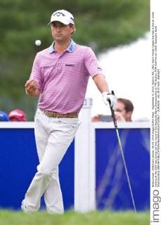 September 4, 2015; Norton, MA, USA; Kevin Kisner tosses the ball in the air while waiting at the 10th tee during the first round of the Deutsche Bank Championship at TPC Boston. PGA Golf Herren 2015: Deutsche Bank Championship SEP 04 - ZUMAc04_