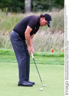 September 4, 2015; Norton, MA, USA; Phil Mickelson putts at the 10th hole during the first round of the Deutsche Bank Championship at TPC Boston. PGA Golf Herren 2015: Deutsche Bank Championship SEP 04 - ZUMAc04_