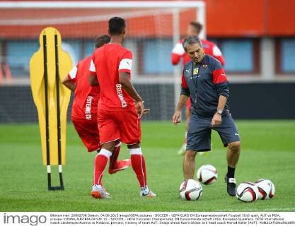 SOCCER - UEFA EURO EM Europameisterschaft Fussball 2016 quali, AUT vs MDA, preview VIENNA,AUSTRIA,04.SEP.15 - SOCCER - UEFA European Championship EM Europameisterschaft 2016, European Qualifiers, OEFB international match Länderspiel Austria vs Moldova, preview, training of team AUT. Image shows Rubin Okotie and head coach Marcel Koller (AUT). GEPAxpictures xChristianxOrt