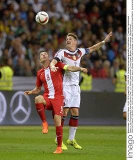 04.09.2015, Fussball Europameisterschafts-Qualifikation, 7.Spieltag, Deutschland - Polen, in der Commerzbank-Arena Frankfurt Main. v.li: Robert Lewandowski (Polen) gegen Bastian Schweinsteiger (Deutschland). 
