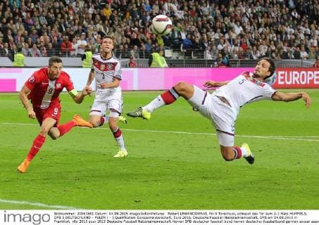 Robert LEWANDOWSKI, Pol 9 Torschuss, schiesst das Tor zum 2-1 Mats HUMMELS, DFB 5 DEUTSCHLAND - POLEN ( - ) Qualifikation Europameisterschaft, Euro 2016, Deutsche Fussball Nationalmannschaft, DFB am 04.09.2015 in Frankfurt.