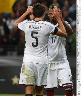 04.09.2015, xjhx, Fussball EM Quali 2016, Deutschland - Polen, emspor, v.l. Mats Hummels (Deutsche Fussball Nationalmannschaft DFB), Jerome Boateng (Deutsche Fussball Nationalmannschaft DFB) jubeln jubelt nach Spielende.