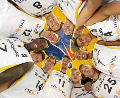 Basketball Berlin 04.09.2015 Eurobasket 2015 Europameisterschaft der Herren Team Deutschland Paul Zipser (Deutschland, No.21) Robin Benzing (Deutschland, No.12) Dirk Nowitzki (Deutschland, No.14) Tibor Pleiß Pleiss (Deutschland, No.11) Johannes Voigtmann (Deutschland, No.77) Nils Giffey (Deutschland, No.05) Karsten Tadda (Deutschland, No.09) Heiko Schaffartzik (Deutschland, No.08) Dennis Schröder Schroeder (Deutschland, No.17) Anton Gavel (Deutschland, No.25) Maodo Lo (Deutschland, No.04) Alex King (Deutschland, No.07)