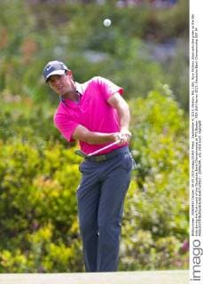 September 4, 2015; Norton, MA, USA; Rory McIlroy chips onto the grren at the 8th hole during the first round of the Deutsche Bank Championship at TPC Boston. PGA Golf Herren 2015: Deutsche Bank Championship SEP 04 - ZUMAc04_