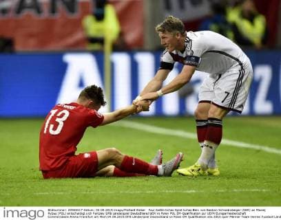 Foul Gefährliches Spiel hohes Bein von Bastian Schweinsteiger (GER) an Maciej Rybus (POL) entschuldigt sich Fairplay DFB Länderspiel Deutschland GER vs Polen POL EM-Qualifikation zur UEFA Europameisterschaft Commerzbank Arena Frankfurt am Main 04.09.2015 DFB Länderspiel Deutschland vs Polen EM Qualifikation