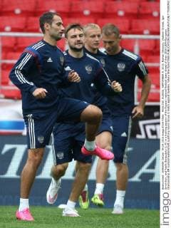 MOSCOW, RUSSIA. SEPTEMBER 4, 2015. Roman Shirokov, Vladimir Granat, Igor Smolnikov, and Vasily Berezutsky (L-R) in a training session of the Russian national football team ahead of their 2016 UEFA European Championship EM Europameisterschaft qualifying round Group G match against Sweden. Valery Sharifulin TASS  TS00CFE2