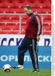 MOSCOW, RUSSIA. SEPTEMBER 4, 2015. Russia coach Leonid Slutsky in a training session of the national football team ahead of their 2016 UEFA European Championship EM Europameisterschaft qualifying round Group G match against Sweden. Valery Sharifulin TASS  TS00CFE8