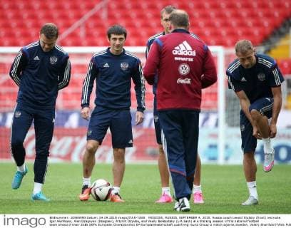 MOSCOW, RUSSIA. SEPTEMBER 4, 2015. Russia coach Leonid Slutsky (front) instructs Igor Akinfeyev, Alan Dzagoyev (Dzagoev), Artyom Dzyuba, and Vasily Berezutsky (L-R back) in a training session of the national football team ahead of their 2016 UEFA European Championship EM Europameisterschaft qualifying round Group G match against Sweden. Valery Sharifulin TASS  TS00CFED