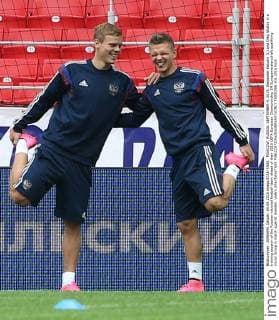 MOSCOW, RUSSIA. SEPTEMBER 4, 2015. Alexander Kokorin (L) and Oleg Shatov in a training session of the Russian national football team ahead of their 2016 UEFA European Championship EM Europameisterschaft qualifying round Group G match against Sweden. Valery Sharifulin TASS  TS00CFEE