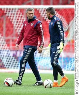 MOSCOW, RUSSIA. SEPTEMBER 4, 2015. Coach Sergei Ovchinnikov (L) and goalkeeper Yuri Lodygin in a training session of the Russian national football team ahead of their 2016 UEFA European Championship EM Europameisterschaft qualifying round Group G match against Sweden. Valery Sharifulin TASS  TS00CFF0