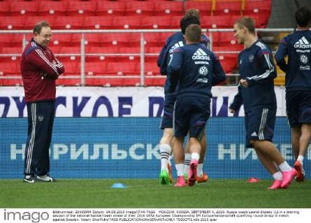 MOSCOW, RUSSIA. SEPTEMBER 4, 2015. Russia coach Leonid Slutsky (L) in a training session of the national football team ahead of their 2016 UEFA European Championship EM Europameisterschaft qualifying round Group G match against Sweden. Valery Sharifulin TASS  TS00CFF1