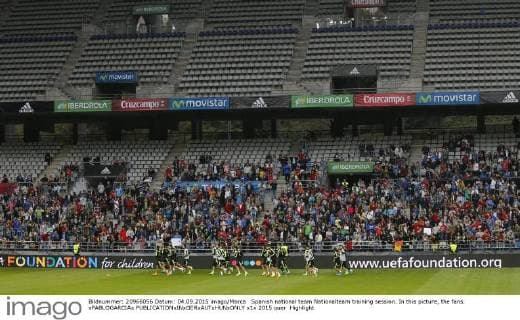 Spanish national team Nationalteam training session. In this picture, the fans. xPABLOGARCIAx 