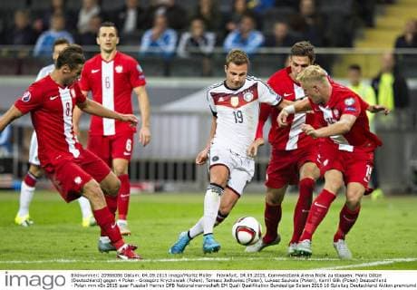 Frankfurt, 04.09.2015, Commerzbank Arena Nicht zu stoppen: Mario Götze (Deutschland) gegen 4 Polen - Grzegorz Krychowiak (Polen), Tomasz Jodlowiec (Polen), Lukasz Szukala (Polen), Kamil Glik (Polen) Deutschland - Polen mm