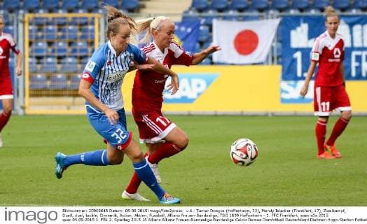 v.li.: Tamar Dongus (Hoffenheim, 32), Mandy Islacker (Frankfurt, 17), Zweikampf, Duell, duel, tackle, Dynamik, Action, Aktion, Fussball, Allianz Frauen-Bundesliga, TSG 1899 Hoffenheim - 1. FFC Frankfurt, xozx