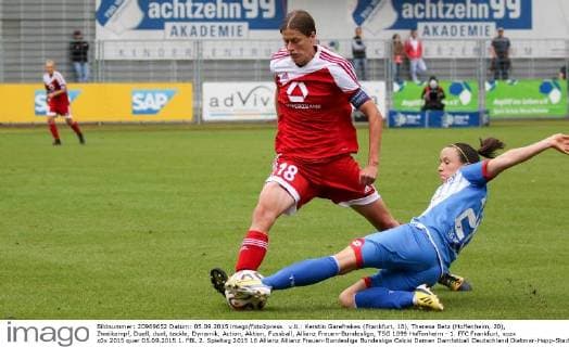 v.li.: Kerstin Garefrekes (Frankfurt, 18), Theresa Betz (Hoffenheim, 20), Zweikampf, Duell, duel, tackle, Dynamik, Action, Aktion, Fussball, Allianz Frauen-Bundesliga, TSG 1899 Hoffenheim - 1. FFC Frankfurt, xozx