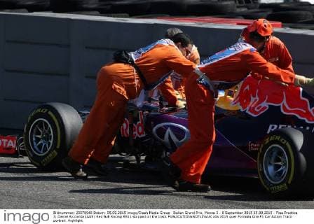 Italian Grand Prix, Monza 3 - 6 September 2015 05.09.2015 - Free Practice 3, Daniel Ricciardo (AUS) Red Bull Racing RB11 stopped on the track 